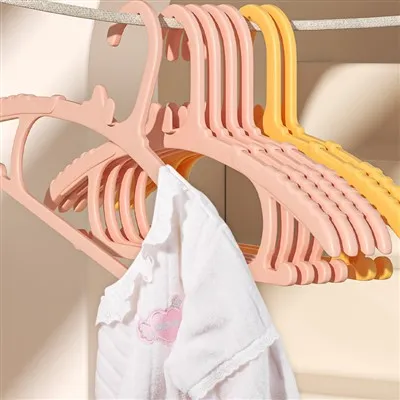 Detský plastový vešiak