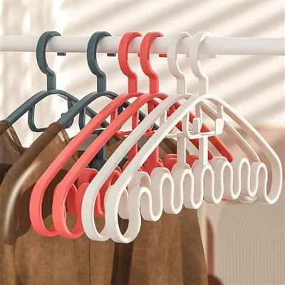 Farebný plastový vešiak