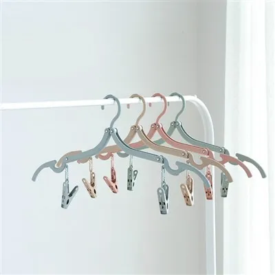 Odnímateľný plastový vešiak