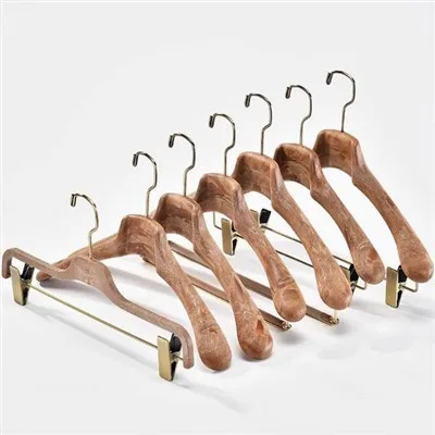 Plastové vešiaky s kovovými háčikmi