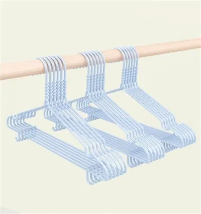 Plastové vešiaky s gumenými úchytmi