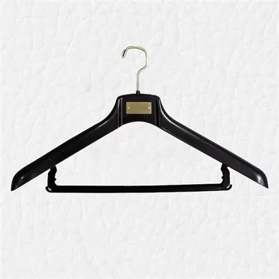 Čierny plastový vešiak na obleky na široké rameno