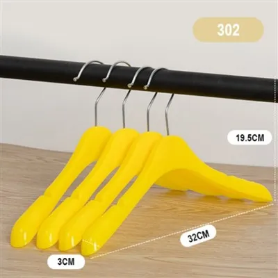 Žlté plastové vešiaky