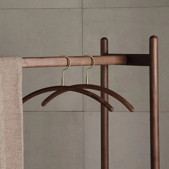 Vintage drevený hotelový vešiak